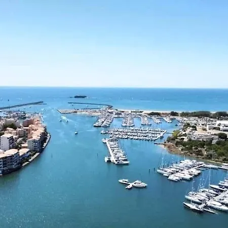 T4, Ile De La Marina, Parking 펜션 아그